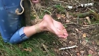 户外束缚和脚崇拜的业余恋物癖电影