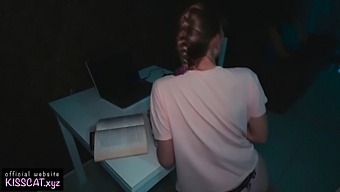 年轻的继妹被捆绑并被堵住看色情片