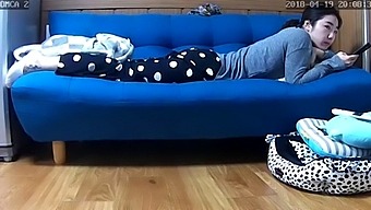 疯狂的韩国女孩在高清中展示她的网络摄像头技巧