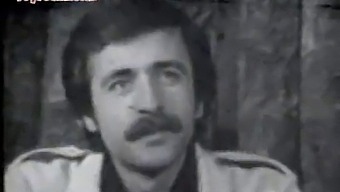 Sărutul Duce La O Întâlnire Fierbinte Între Un Cuplu Turc