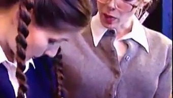 Profesorul Și Elevul Se Angajează În Intimitate Lesbiană