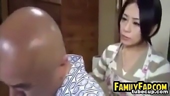 成熟的男人沉迷于与年轻成年人的性活动
