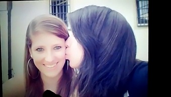 Un Bărbat Ejaculează În Timpul Unei Sesiuni De Dragoste Lesbiană