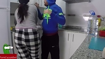 Cuplul Iubitor De Lapte Se Bucură De O Sesiune Fierbinte Cu Un Penis Mare