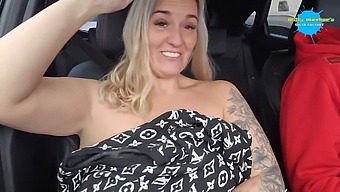 Striptease Cu Mașina Publică În Timpul După-Amiezii Însorite