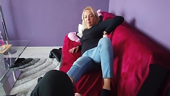 Picioarele Unei Femei Blonde Sunt Adorate Pentru Prima Dată