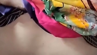 印度乡村妻子在户外小便,色情片