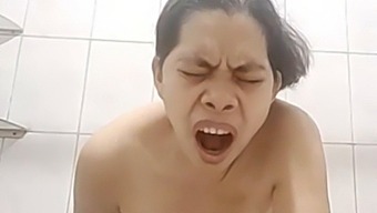 印度女孩一边幻想着与丈夫和他的伴侣的三人行,一边自慰