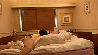 O Japoneză În Kimono Tradițional Se Excită Cu Un Striptease Senzual