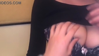 胸部丰满的日本少女接受乳房刺激