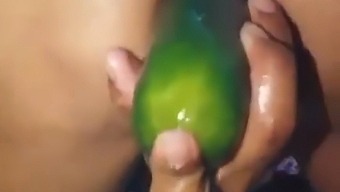 继母的巨大屁股接受一根又大又粗的黄瓜,并给我发来她张开的屁股的证明