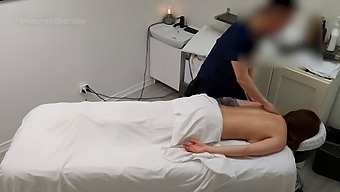 Masajul Special Al Unui Instructor De Sală Surprinde O Tânără Chelneriță La Spa
