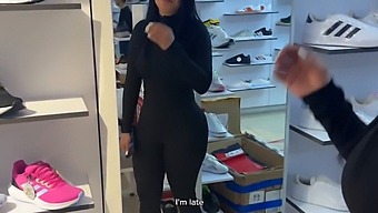 年轻女子在酒吧外遇到粉丝,在进行性活动后与他一起离开