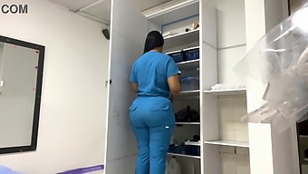 大奶护士在独奏会话中被摄像机捕捉到